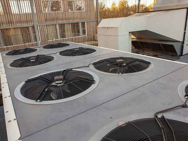 Commercial HVAC Unit on roof.